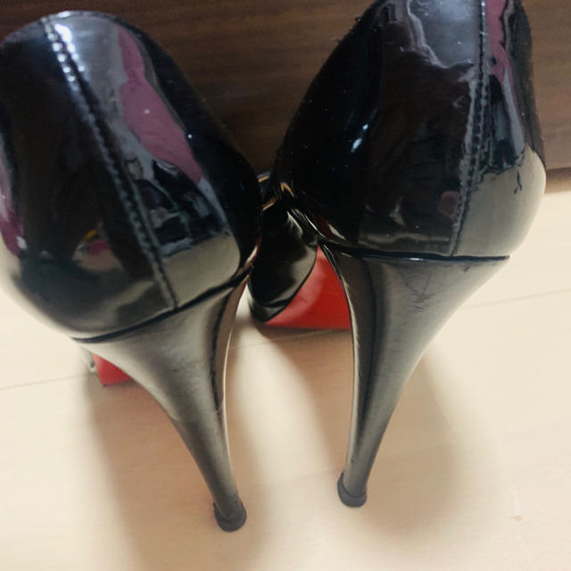 Christian Louboutin(クリスチャンルブタン)のルブタン  ヒール  黒エナメル  35 レディースの靴/シューズ(ハイヒール/パンプス)の商品写真