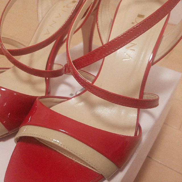 DIANA(ダイアナ)のDIANA 赤 エナメルサンダル レディースの靴/シューズ(サンダル)の商品写真