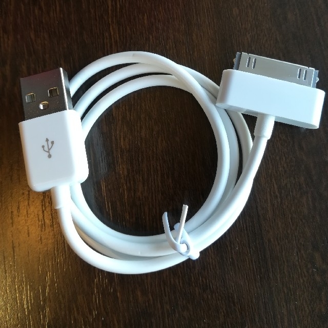 Apple(アップル)のApple iPhone4S USB 充電ケーブル コード スマホ/家電/カメラのスマートフォン/携帯電話(バッテリー/充電器)の商品写真