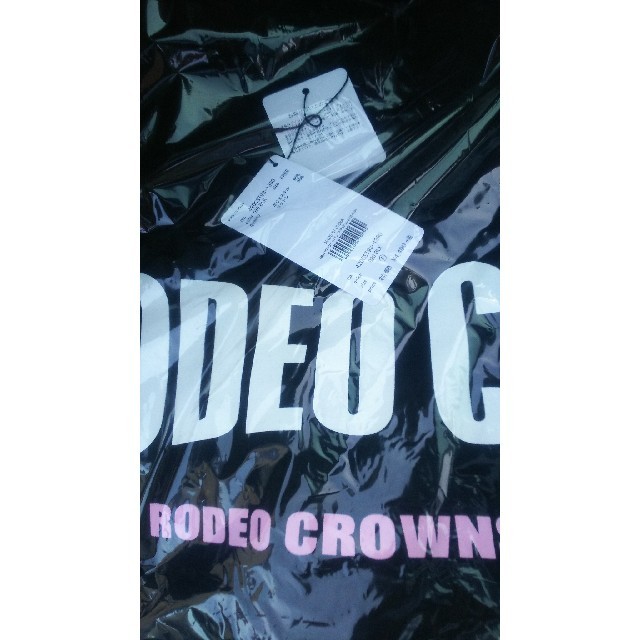 RODEO CROWNS WIDE BOWL(ロデオクラウンズワイドボウル)のブラック WARPロゴTシャツワンピース 安心、★安全の値札タグ付き正規品です。 レディースのトップス(Tシャツ(半袖/袖なし))の商品写真