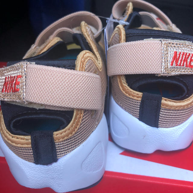 NIKE(ナイキ)のエアリフト ゴールド 23cm レディースの靴/シューズ(サンダル)の商品写真