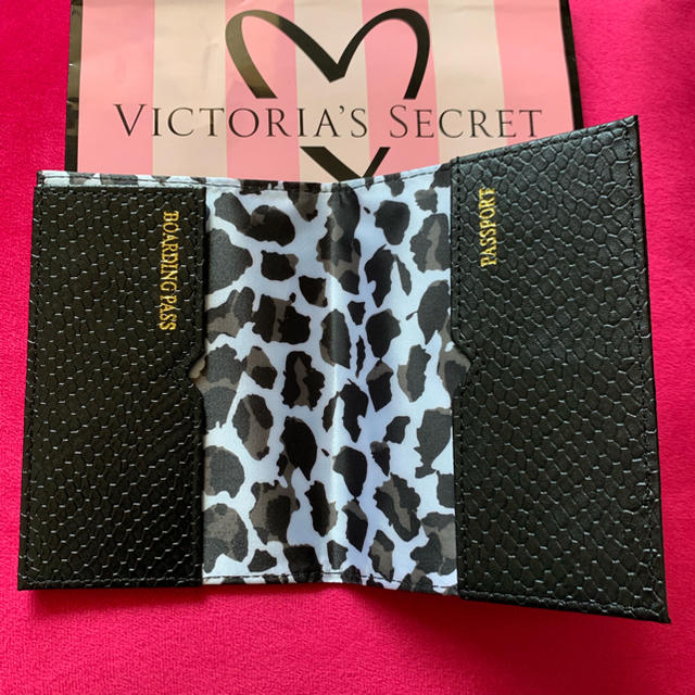 Victoria's Secret(ヴィクトリアズシークレット)のVictoria’s Secret 「新品」ブラック蛇柄パスポートケース レディースのファッション小物(名刺入れ/定期入れ)の商品写真