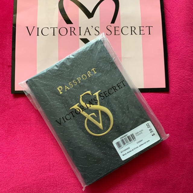 Victoria's Secret(ヴィクトリアズシークレット)のVictoria’s Secret 「新品」ブラック蛇柄パスポートケース レディースのファッション小物(名刺入れ/定期入れ)の商品写真