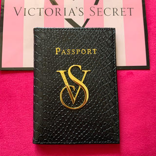 ヴィクトリアズシークレット(Victoria's Secret)のVictoria’s Secret 「新品」ブラック蛇柄パスポートケース(名刺入れ/定期入れ)