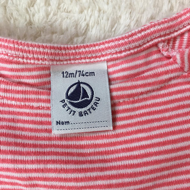 PETIT BATEAU(プチバトー)のプチバトー 半袖 赤ボーダーワンピース サイズ12M 74cm キッズ/ベビー/マタニティのベビー服(~85cm)(ワンピース)の商品写真