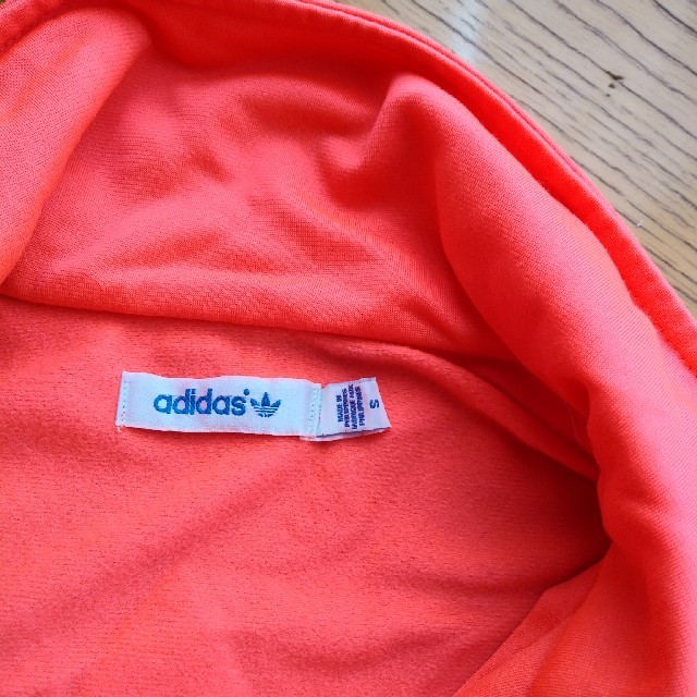 adidas(アディダス)のアディダスオリジナルス　　サーモンピンク レディースのトップス(パーカー)の商品写真