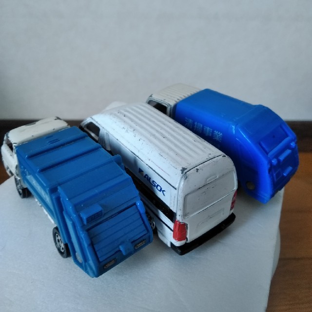 Takara Tomy(タカラトミー)のトミカ　トヨタ　ハイエース、ゴミ収集車　3台セットです! エンタメ/ホビーのおもちゃ/ぬいぐるみ(ミニカー)の商品写真