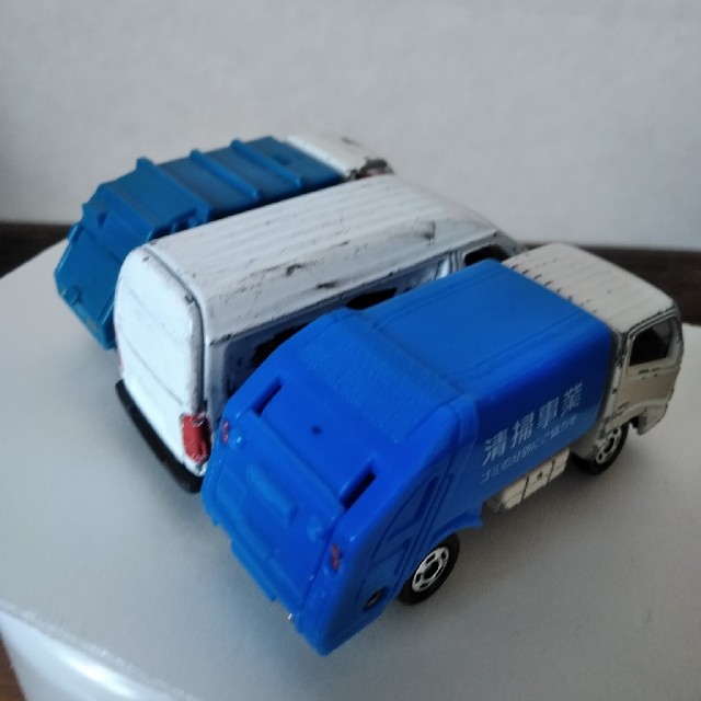 Takara Tomy(タカラトミー)のトミカ　トヨタ　ハイエース、ゴミ収集車　3台セットです! エンタメ/ホビーのおもちゃ/ぬいぐるみ(ミニカー)の商品写真