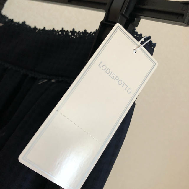 LODISPOTTO(ロディスポット)のロディスポット膝丈花柄ネイビースカート  レディースのスカート(ひざ丈スカート)の商品写真