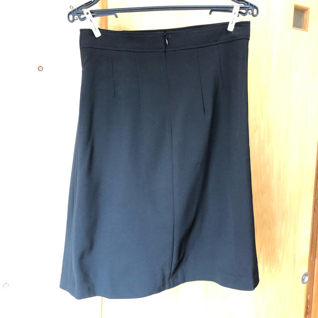【新品】膝丈 部分プリッツスカート ブラック色 キルト風スカート レディースのスカート(ひざ丈スカート)の商品写真
