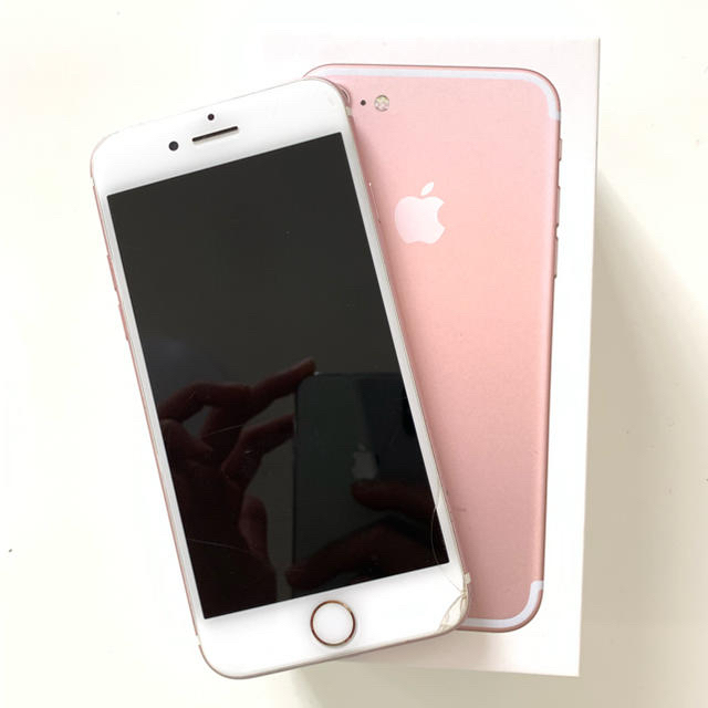 Apple(アップル)のsimフリー iPhone 7 ローズゴールド 128GB スマホ/家電/カメラのスマートフォン/携帯電話(スマートフォン本体)の商品写真
