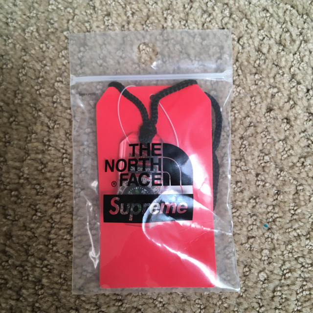 Supreme(シュプリーム)のSupreme×THE NORTH FACE コンパスネックレス ステッカー付き メンズのアクセサリー(ネックレス)の商品写真