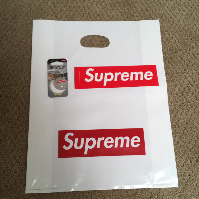 Supreme(シュプリーム)のSupreme SpotLit ステッカー付き メンズのファッション小物(その他)の商品写真