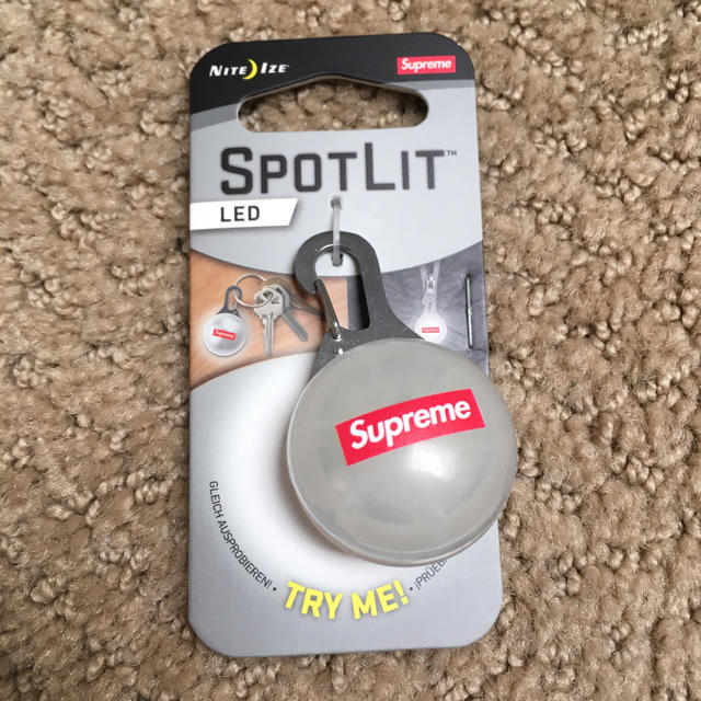 Supreme(シュプリーム)のSupreme SpotLit ステッカー付き メンズのファッション小物(その他)の商品写真