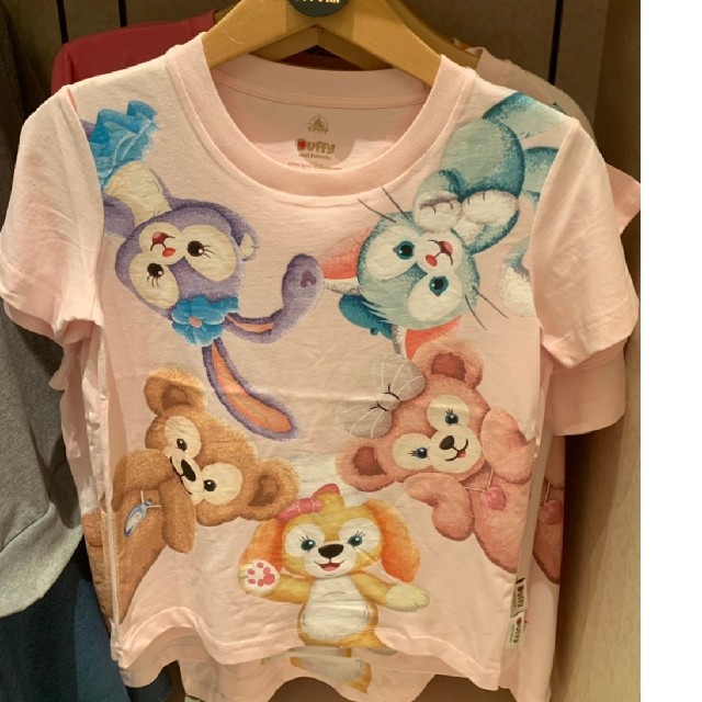 Disney(ディズニー)の香港ディズニー 限定 ダッフィー フレンズ Ｔシャツ 大人用 エンタメ/ホビーのおもちゃ/ぬいぐるみ(キャラクターグッズ)の商品写真