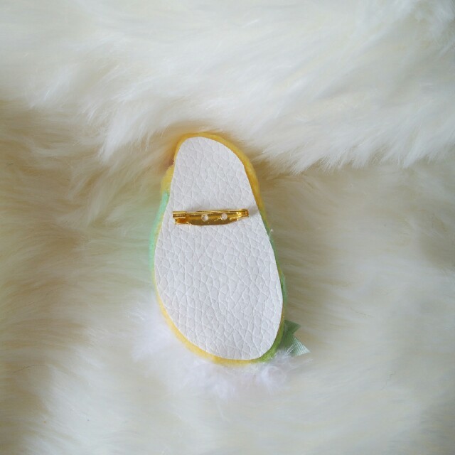羊毛フェルト　セキセイインコ　ブローチ　エメラルドグリーン×黄色頭 ハンドメイドのアクセサリー(コサージュ/ブローチ)の商品写真