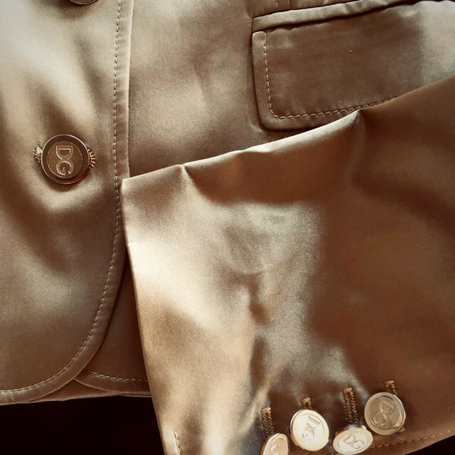 DOLCE&GABBANA(ドルチェアンドガッバーナ)の売り切り ドルチェ&ガッバーナ ゴールドサテンエンブレム付きジャケット レディースのジャケット/アウター(テーラードジャケット)の商品写真