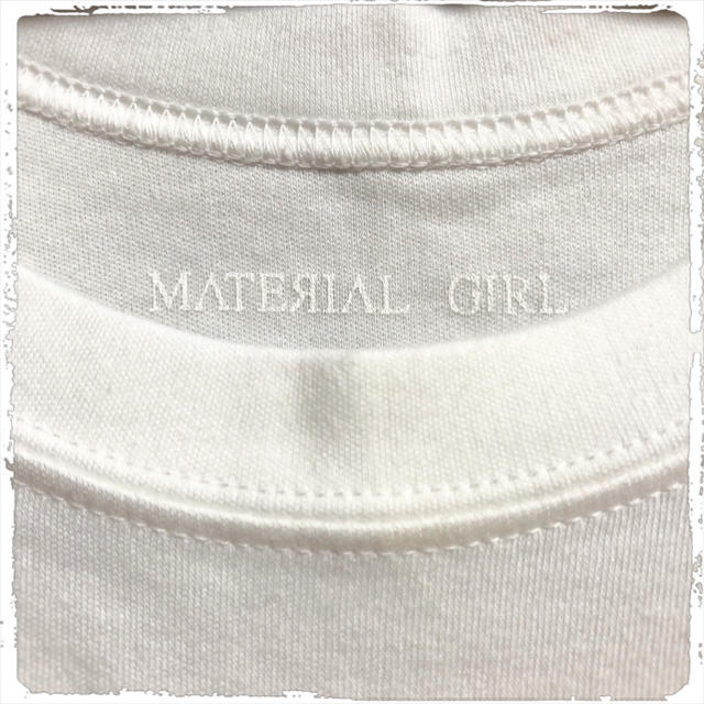 MaterialGirl(マテリアルガール)の【t080】MATERIAL GIRL マテリアルガール ゴールドロゴＴシャツ レディースのトップス(Tシャツ(半袖/袖なし))の商品写真