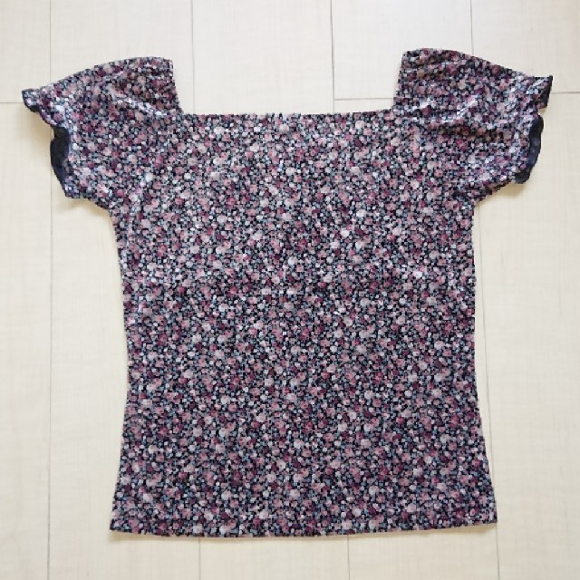 値下交渉OK 花柄 カットソー Tシャツ インナー レディースのトップス(カットソー(半袖/袖なし))の商品写真