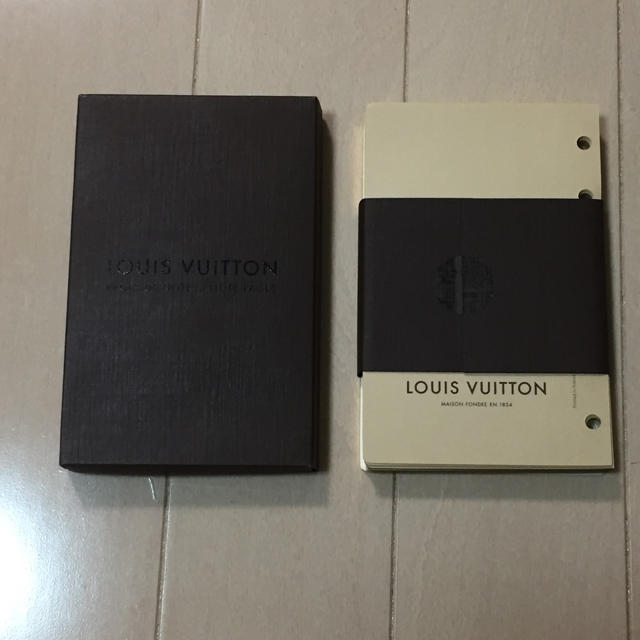 LOUIS VUITTON(ルイヴィトン)の希少 ★新品 ★ヴィトン★ レフィル  罫線ノート 2色100枚 インテリア/住まい/日用品の文房具(ノート/メモ帳/ふせん)の商品写真