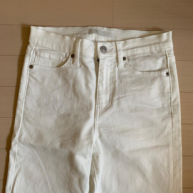 UNIQLO(ユニクロ)のUNIQLO ハイライズホワイトジーンズ 25インチ レディースのパンツ(デニム/ジーンズ)の商品写真