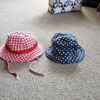 ナチュラルビューティーベーシック(NATURAL BEAUTY BASIC)の幼児　赤チェック帽子(帽子)
