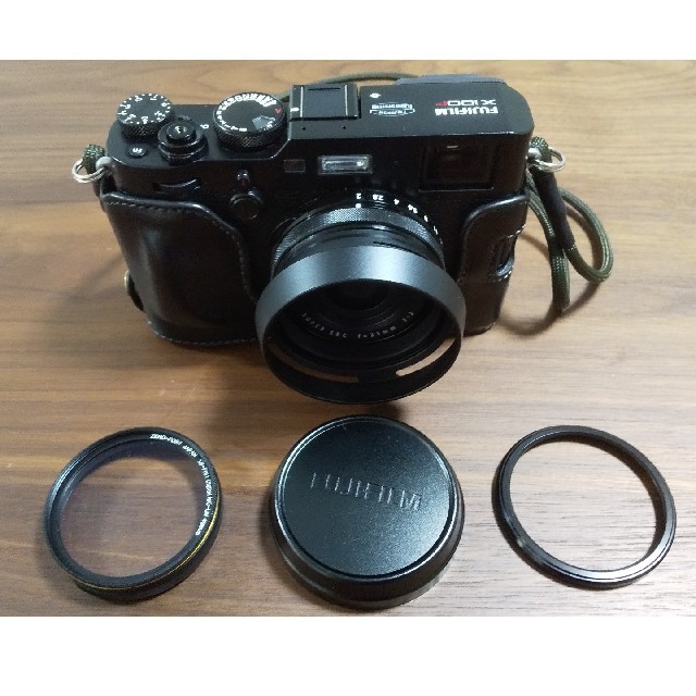 富士フイルム(フジフイルム)のシリアル910××× 富士フイルム X100F ブラック 美品  スマホ/家電/カメラのカメラ(コンパクトデジタルカメラ)の商品写真