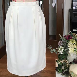 トゥモローランド(TOMORROWLAND)のトゥモローランドのとても綺麗で上品なオフホワイトスカート(*^_^*)(ひざ丈スカート)
