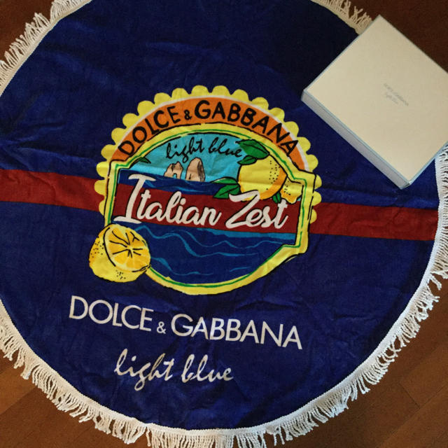 DOLCE&GABBANA(ドルチェアンドガッバーナ)の新品 非売品ノベルティドルチェ&ガッバーナ light blue ビーチタオル インテリア/住まい/日用品の日用品/生活雑貨/旅行(タオル/バス用品)の商品写真