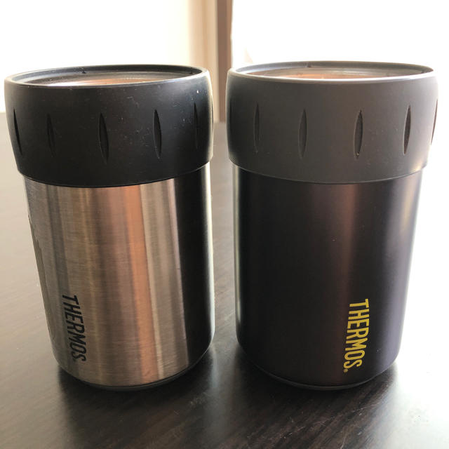 THERMOS(サーモス)のTHERMOS ジャストフィット缶クーラー チャコール、シルバー 並行輸入品 スポーツ/アウトドアのアウトドア(その他)の商品写真