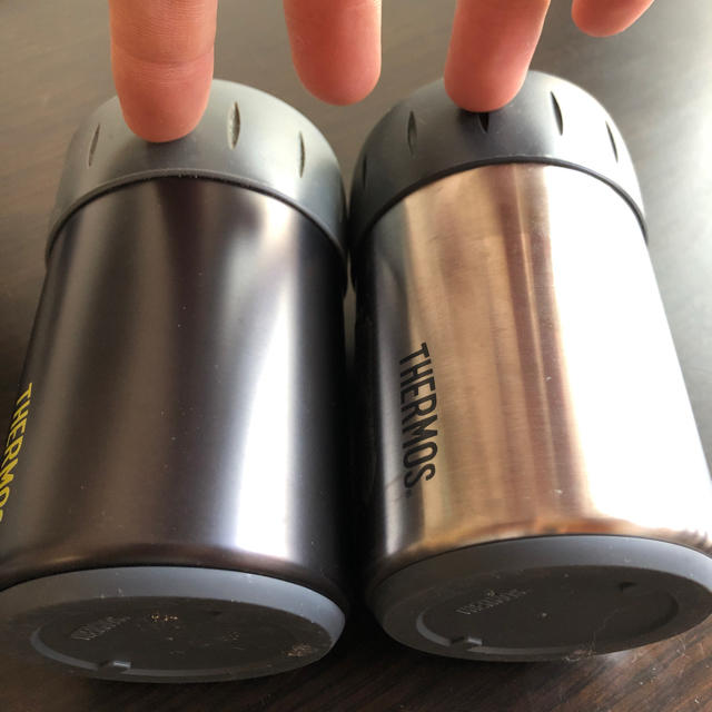 THERMOS(サーモス)のTHERMOS ジャストフィット缶クーラー チャコール、シルバー 並行輸入品 スポーツ/アウトドアのアウトドア(その他)の商品写真