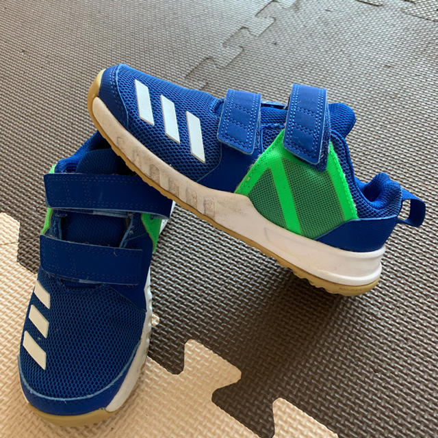 adidas(アディダス)のadidasアディダススニーカー18cm 数回使用 キッズ/ベビー/マタニティのキッズ靴/シューズ(15cm~)(スニーカー)の商品写真