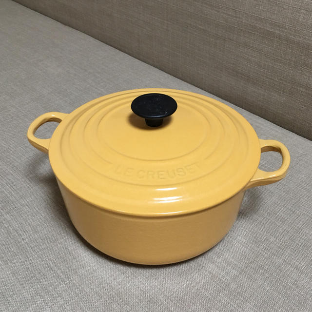 LE CREUSET(ルクルーゼ)のル・クルーゼ ココットロンド20cm レアカラーイエロー ユーズド品 インテリア/住まい/日用品のキッチン/食器(鍋/フライパン)の商品写真