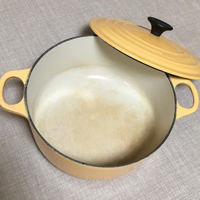 LE CREUSET(ルクルーゼ)のル・クルーゼ ココットロンド20cm レアカラーイエロー ユーズド品 インテリア/住まい/日用品のキッチン/食器(鍋/フライパン)の商品写真