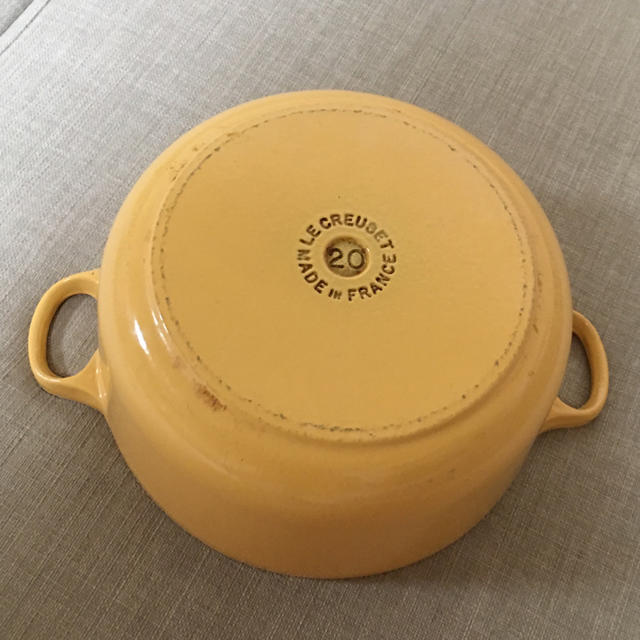 LE CREUSET(ルクルーゼ)のル・クルーゼ ココットロンド20cm レアカラーイエロー ユーズド品 インテリア/住まい/日用品のキッチン/食器(鍋/フライパン)の商品写真