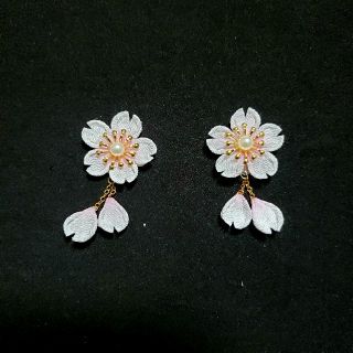 105 つまみ細工 白桜のピアス(ゆらゆら花弁)(和装小物)