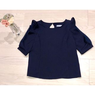 ティティアンドコー(titty&co)の美品 titty＆Co  袖フリルトップス(シャツ/ブラウス(半袖/袖なし))