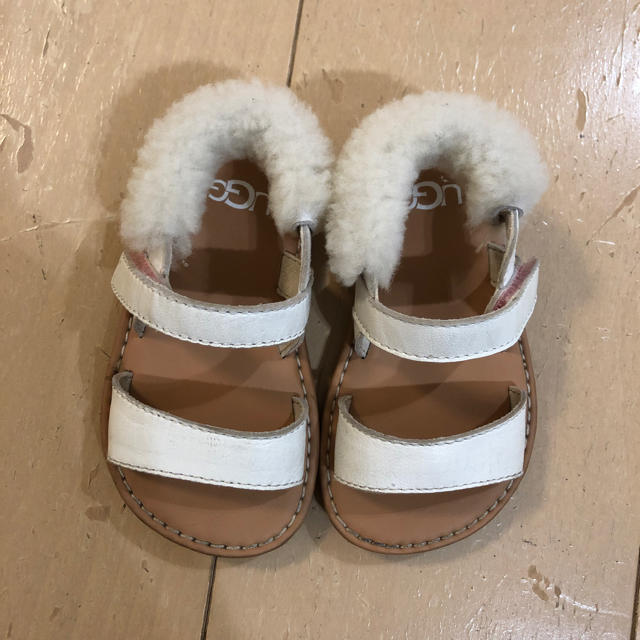 UGG(アグ)のUGG サンダル ホワイト キッズ/ベビー/マタニティのベビー靴/シューズ(~14cm)(サンダル)の商品写真