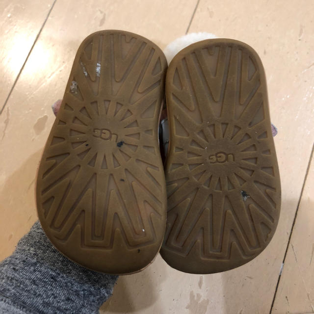 UGG(アグ)のUGG サンダル ホワイト キッズ/ベビー/マタニティのベビー靴/シューズ(~14cm)(サンダル)の商品写真