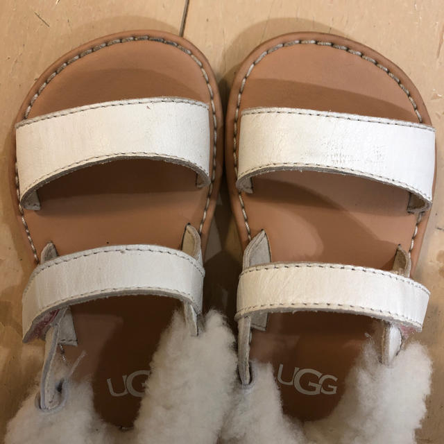 UGG(アグ)のUGG サンダル ホワイト キッズ/ベビー/マタニティのベビー靴/シューズ(~14cm)(サンダル)の商品写真