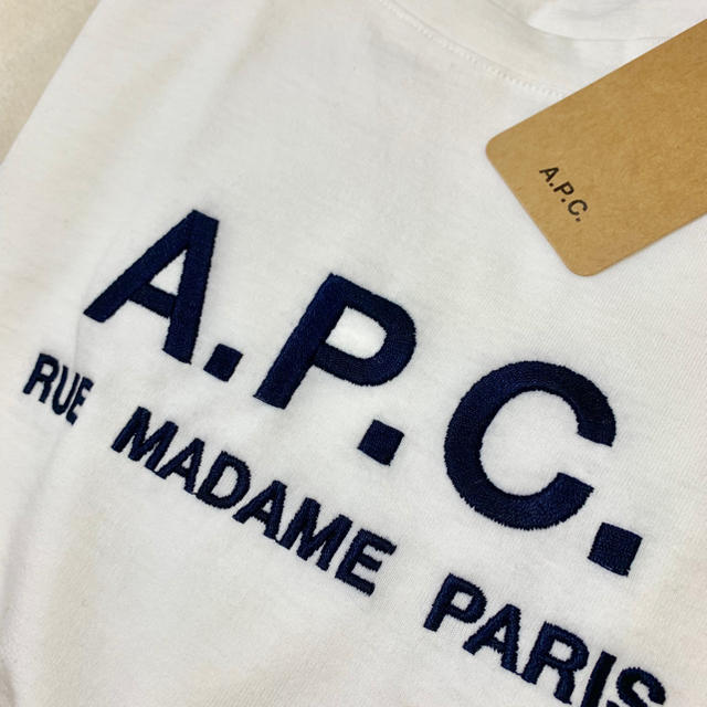 A.P.C(アーペーセー)の新品未使用 Mサイズ APC ロゴ刺繍 Tシャツ レディースのトップス(Tシャツ(半袖/袖なし))の商品写真
