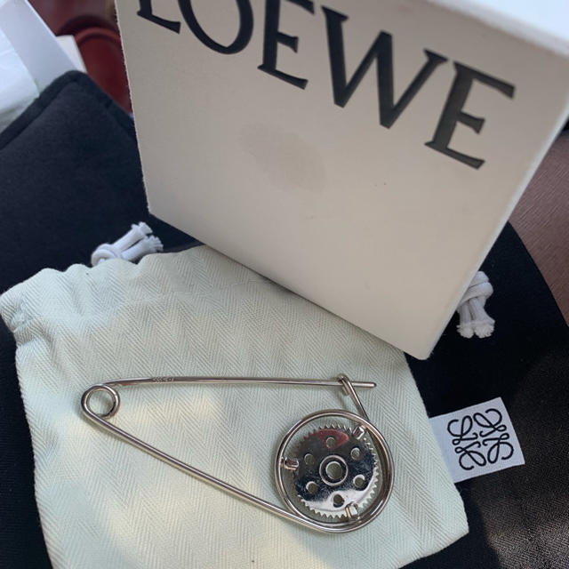LOEWE(ロエベ)のLOEWE メカノピン ブローチ メンズのアクセサリー(その他)の商品写真