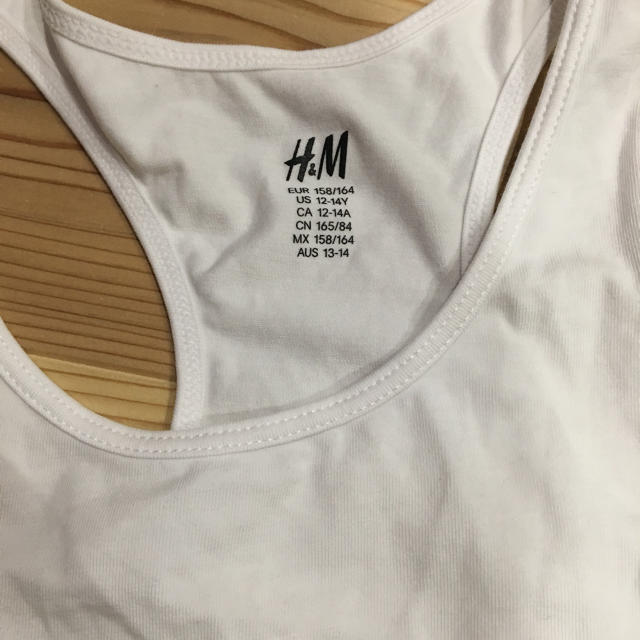 H&M(エイチアンドエム)のスポーツブラ スポーツ/アウトドアのトレーニング/エクササイズ(トレーニング用品)の商品写真