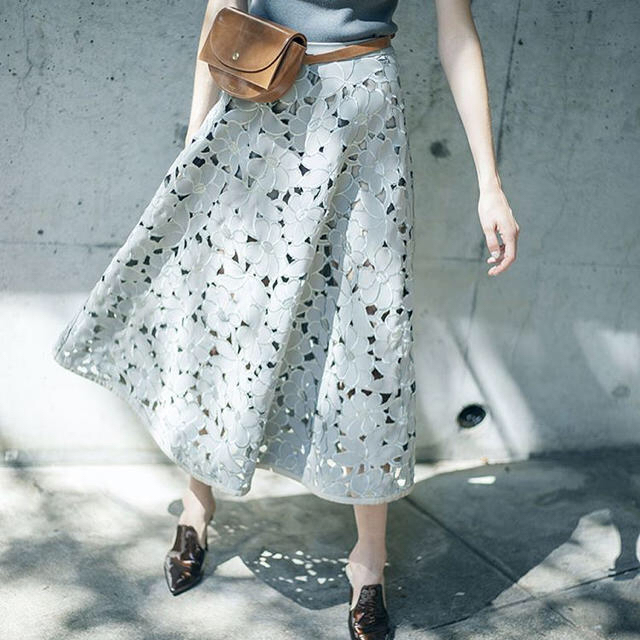 Ameri VINTAGE(アメリヴィンテージ)のameri / viola cutwork flare skirt レディースのスカート(ロングスカート)の商品写真