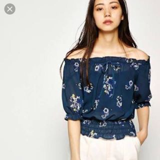 マウジー(moussy)のmoussy花柄オフショルトップス未使用品(カットソー(半袖/袖なし))