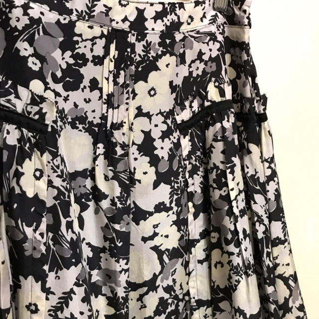BODY DRESSING Deluxe(ボディドレッシングデラックス)のボディ ドレッシング デラックス 花柄フレアスカート 34サイズ 黒×グレー系 レディースのスカート(ひざ丈スカート)の商品写真