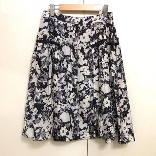 ボディドレッシングデラックス(BODY DRESSING Deluxe)のボディ ドレッシング デラックス 花柄フレアスカート 34サイズ 黒×グレー系(ひざ丈スカート)