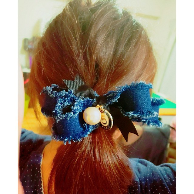 CHANEL(シャネル)のデニムリボンリボン　バレッタ　NO.5 レディースのヘアアクセサリー(バレッタ/ヘアクリップ)の商品写真