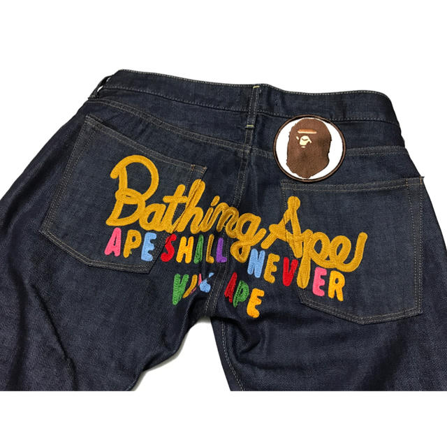 A BATHING APE(アベイシングエイプ)の超レア 超美品 A BATHING APE 刺繍ベイプデニムパンツ BAPE メンズのパンツ(デニム/ジーンズ)の商品写真