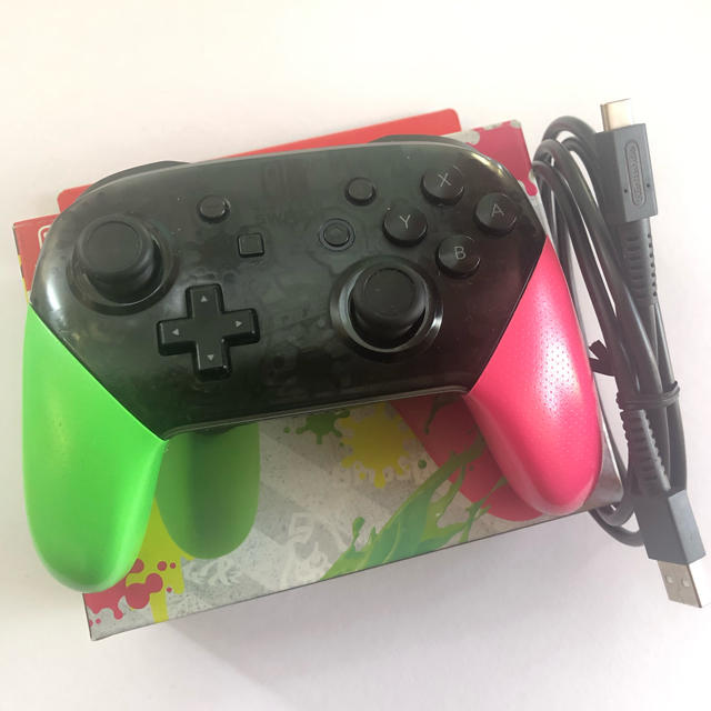 Nintendo Switch(ニンテンドースイッチ)の【ジャンク】任天堂Switch proコントローラー スプラトゥーン エンタメ/ホビーのゲームソフト/ゲーム機本体(家庭用ゲーム機本体)の商品写真